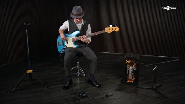 Markbass MiniMark 802 2x8 Bass Combo | Gear4music sound demo смотреть онлайн