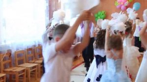 Нежный танец на выпускной в Детском саду с бумажными птицами.