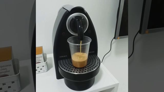 Cafeteira Nespresso Essenza смотреть онлайн