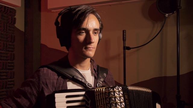 Yidl Mitn Fidl -- Wandering Laughter