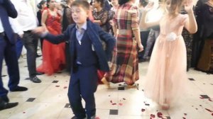 Цыганские дети танцуют