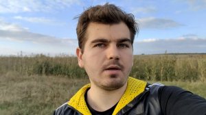 Нашёл целую гору грибов. Собираю грибы на лугу