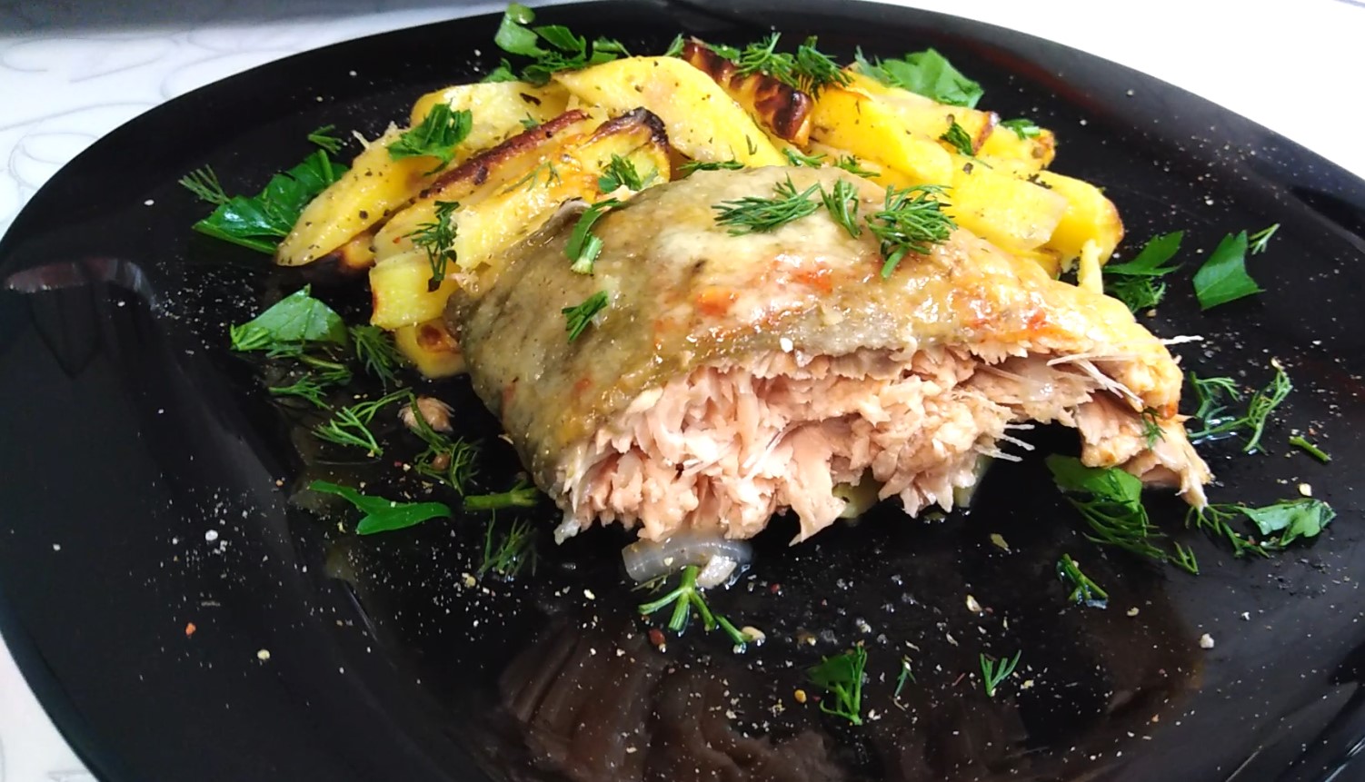 Горбуша с картошкой, запеченная в духовке в фольге. Получается сочная и вкусная рыбка смотреть онлайн