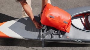 Attaching the watertight 20l backpack on the Itiwit X500 kayak