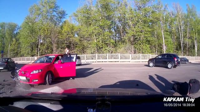 Мотоцикл влетел в Мазду Киров, Производственная 16 мая 2014 смотреть онлайн