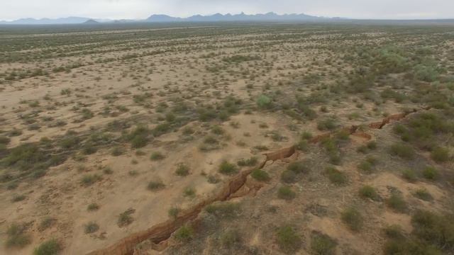 Гигантская трещина в пустыне Аризоны. смотреть онлайн