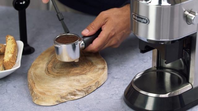 How to grind coffee in the filter holder on the De’Longhi Dedica Grinder KG521.M смотреть онлайн