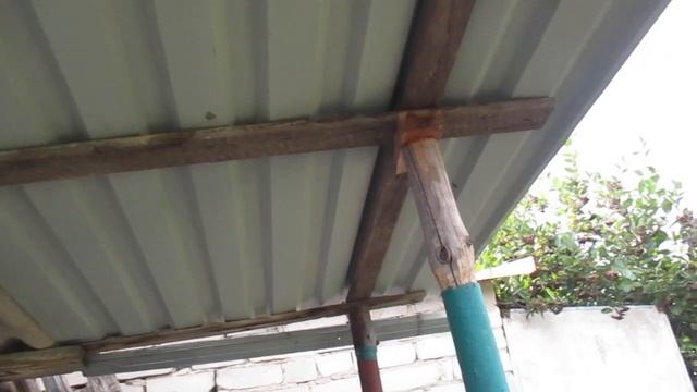 Делаем навес на даче. Примитивный но так необходим.