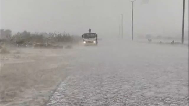 Аномалии в Саудовской Аравии град и наводнение накрыли города смотреть онлайн