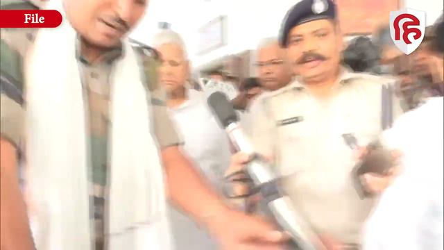 Lalu Prasad Yadav Falls From Stairs: सीढ़ी चढ़ते हुए गिरे लालू यादव, कंधे की हड्डी टूटी | Bihar New смотреть онлайн