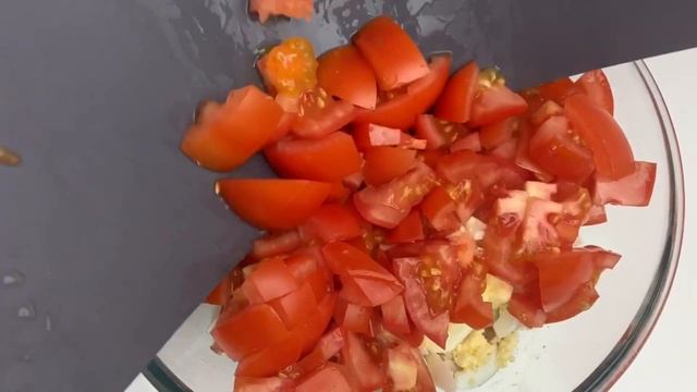 Вкуснятина!!! Салат из курицы с помидорами смотреть онлайн