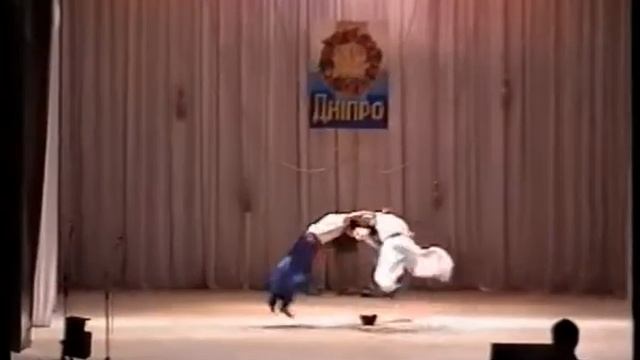 Заслуженный ансамбль танца Украины Днiпро. 2003г. 70 лет.Украинский танец''Як козаки куліш варили.' смотреть онлайн