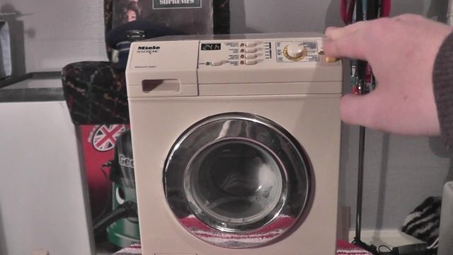 Miele Novotronic Toy Washing Machine Demonstration and Overview смотреть онлайн