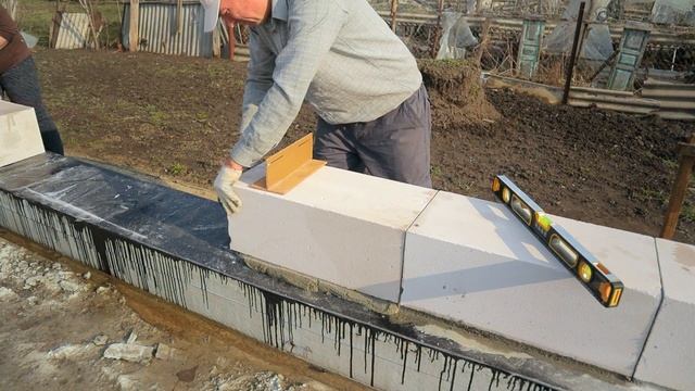 Кладка первого ряда газоблоков своими руками. | Начало кладки газобетона смотреть онлайн