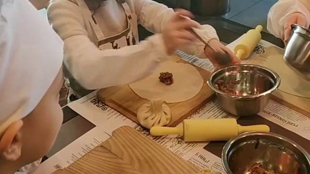 Готовим хинкали!!!Люблю готовить!#SuperВаря#еда#мастеркласс#суббота смотреть онлайн