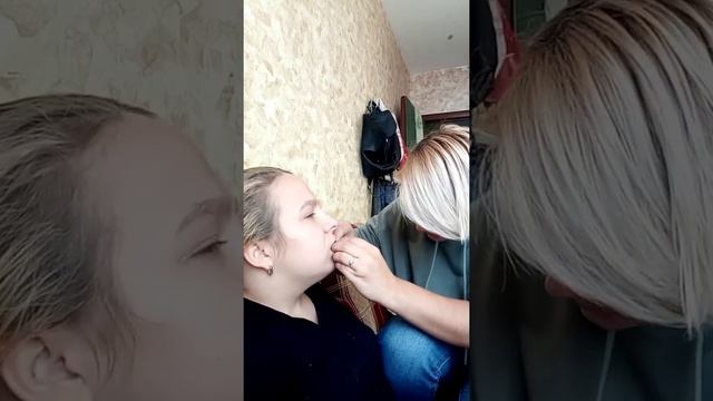 СЕСТРА МНЕ ПРОКАЛЫВАЕТ ГУБУ!