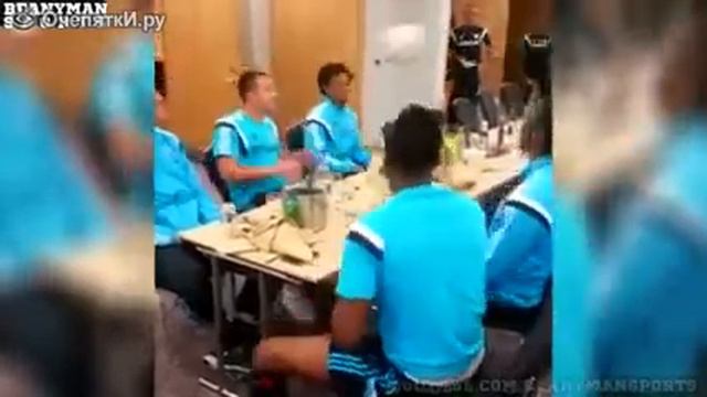 Разминка перед обедом у футболистов смотреть онлайн