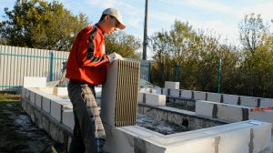 Серия 4 / Кладка газобетона / Закладка углов /  Капитальный дом для своей семьи.avi