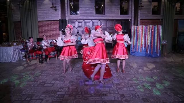 Весёлый выход ведущей в боооольшом валенке! смотреть онлайн