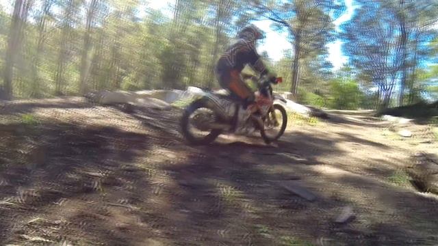How to jump gaps and 'bunny hop' on dirt bikes︱Cross Training Enduro смотреть онлайн