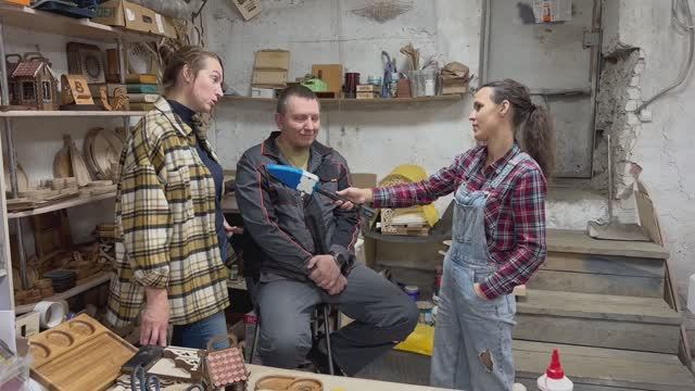 Бэкстейдж со съемок сюжета о цехе по обработке дерева смотреть онлайн