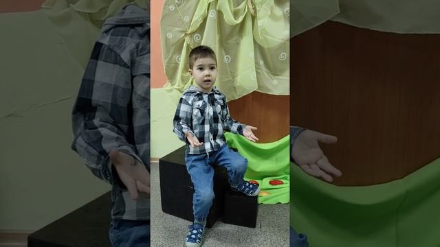 Кришталь Назар, стих "Разговор с пчелой", автор М. Бородицкая смотреть онлайн