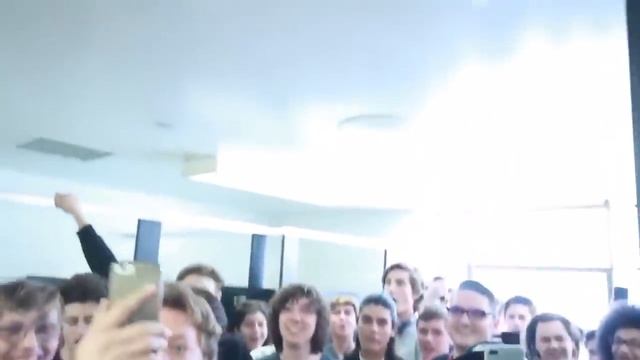 Halo Theme Song Performed By 80 Guys In 1 bathroom + Girls Point of View смотреть онлайн