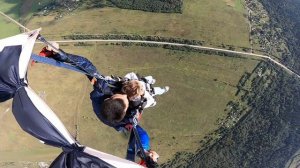 ШОК. Ребенок прыгает с парашютом.