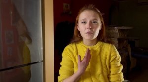 Дончанка Юлия Демина читает свое стихотворение у меня на кухне