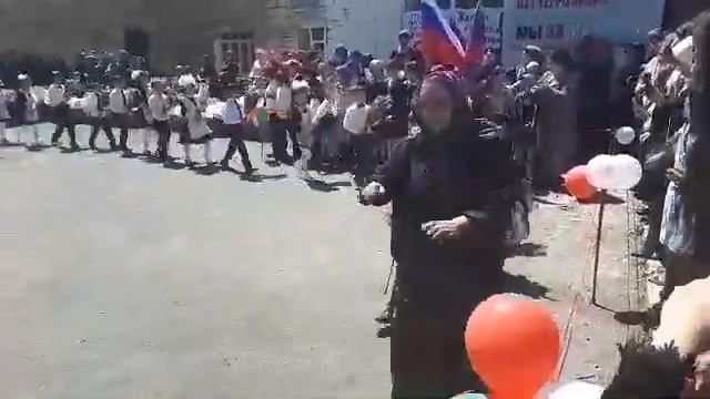 ПОСЛЕДНИЙ ЗВОНОК 2 ВЫХОД ПЕРВОКЛАССНИКОВ смотреть онлайн