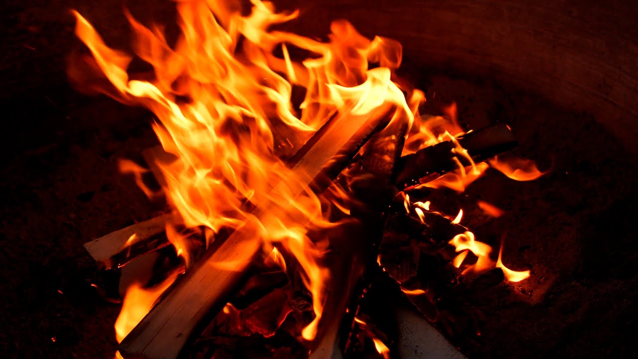 Потрескивающий камин 4K для отдыха и учебы. смотреть онлайн