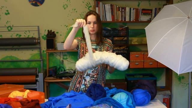 Как выбрать шелк и шерсть для валяния. Фрагмент МК по валянию шарфа-трансформера. смотреть онлайн