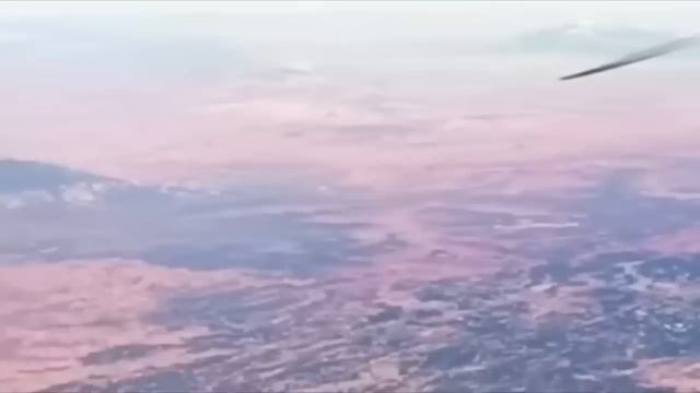 Пассажиры самолета закричали от ужаса. Такого никто не видел за миллионы лет смотреть онлайн