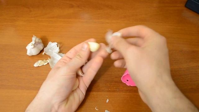 Чистилка для чеснока с Китая. Простая чистка чеснока. смотреть онлайн