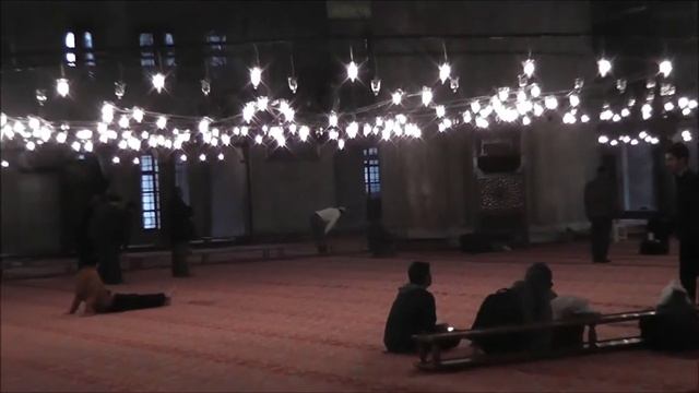 Some views inside the Blue Mosque (Sultan Ahmed Mosque) in Istanbul, Turkey смотреть онлайн