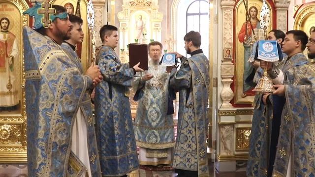 28.08.22 Литургия в праздник Успения в Александро-Невском соборе смотреть онлайн