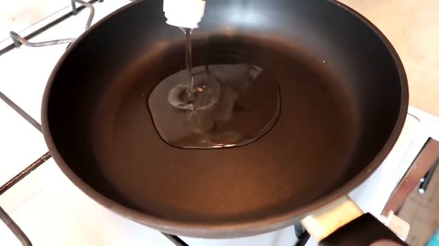 Готовит мама беляши и пирог! Очень вкусно смотреть онлайн