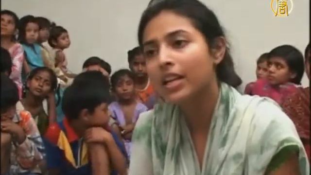 Сирота учит детей индийских бедняков смотреть онлайн