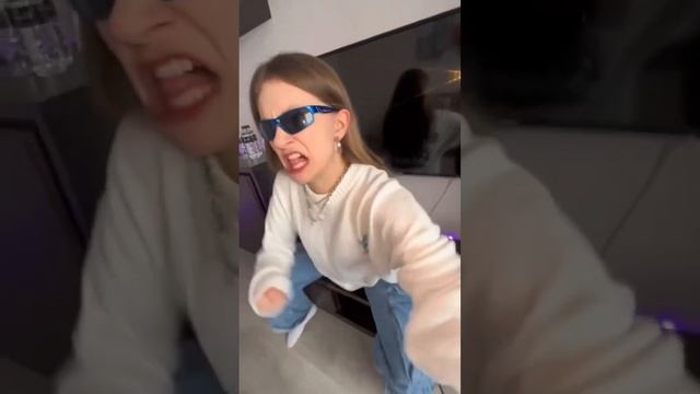 Ангелина изображает меня смотреть онлайн