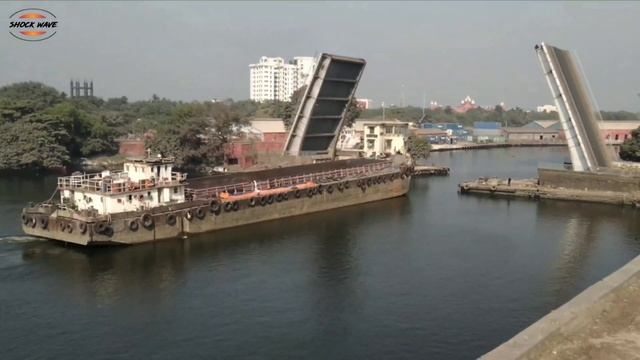 Ship crossing FOLDING BRIDGE in Kolkata same as PAMBAN BRIDGE, Rameswaram, India - shock wave смотреть онлайн