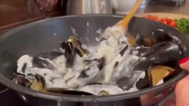 Этот рецепт готовят и уптетают даже дети! Вкусные мидии в сливочном соусе! смотреть онлайн