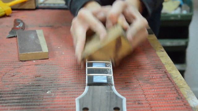 Les Paul BUILT - Part 7: fretting the fretboard and inlaying the headstock смотреть онлайн