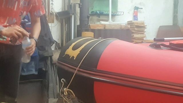 Как самому переклеить фурнитуру на лодке пвх и установить страховочный рым на транец для мотора. смотреть онлайн