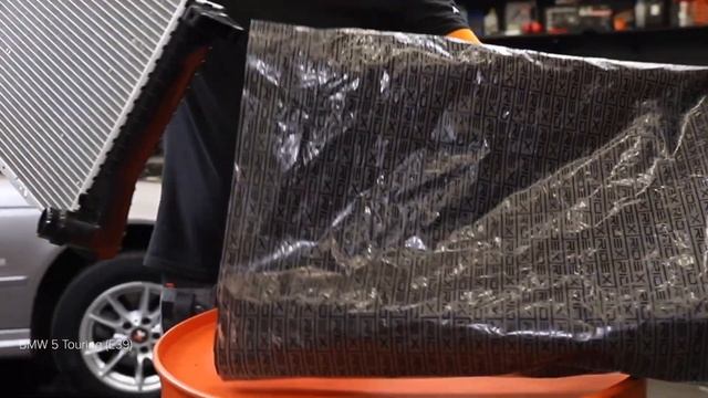 Hoe Een Radiator Op Een BMW E39 Touring [HANDLEIDING AUTODOC]