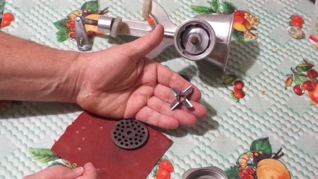 Затупился нож в мясорубки ? Это видео поможет вам Заточить нож в мясорубки в домашних условиях. смотреть онлайн