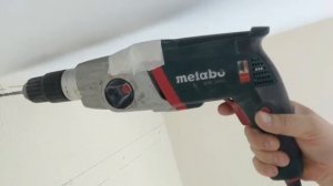 Как просверлить отверстия под потолком и не повредить его