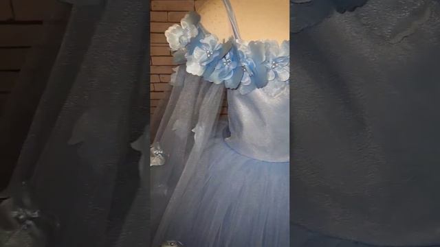 Платье из нежного светло голубого фатина и цветов.Накидка тут съемная. смотреть онлайн
