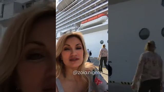 Круизный лайнер зашёл в порт Абу-Даби. Желающие выходят посмотреть город и порт. смотреть онлайн