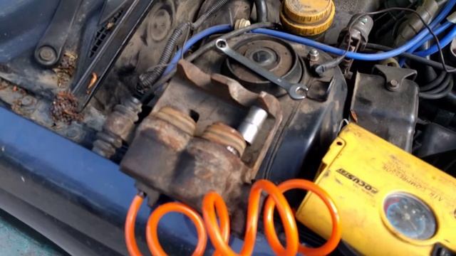 Выдавливаем поршни из другого суппорта смотреть онлайн