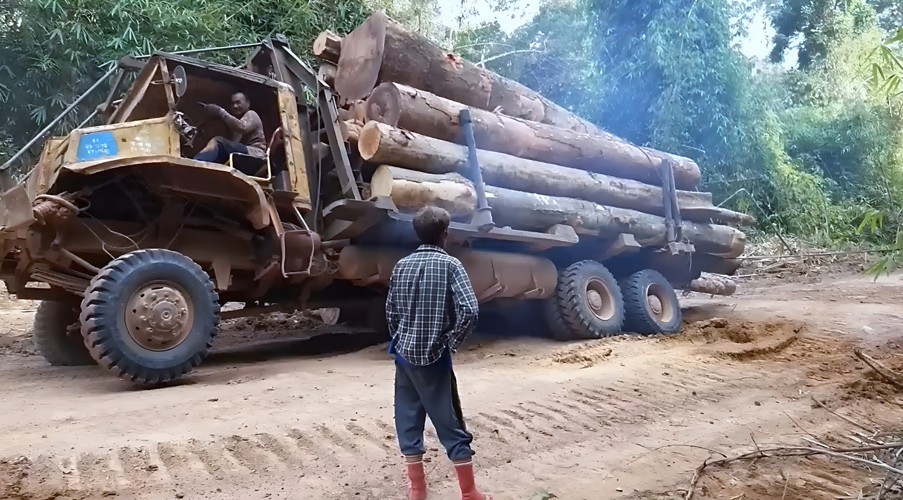 Зачем так сильно перегружать лесовоз? Недалекие лесовозы засадили 25-тонную полноприводную технику! смотреть онлайн